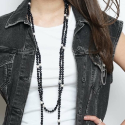 Lange zwarte parelketting met barokparels – Detail van zwarte barok zoetwaterparels – handgeknoopte parelketting van Proud Pearls