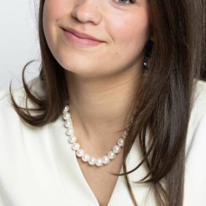 Vrouw draagt koninklijke parelketting van echte zoetwaterparels – geïnspireerd op Máxima