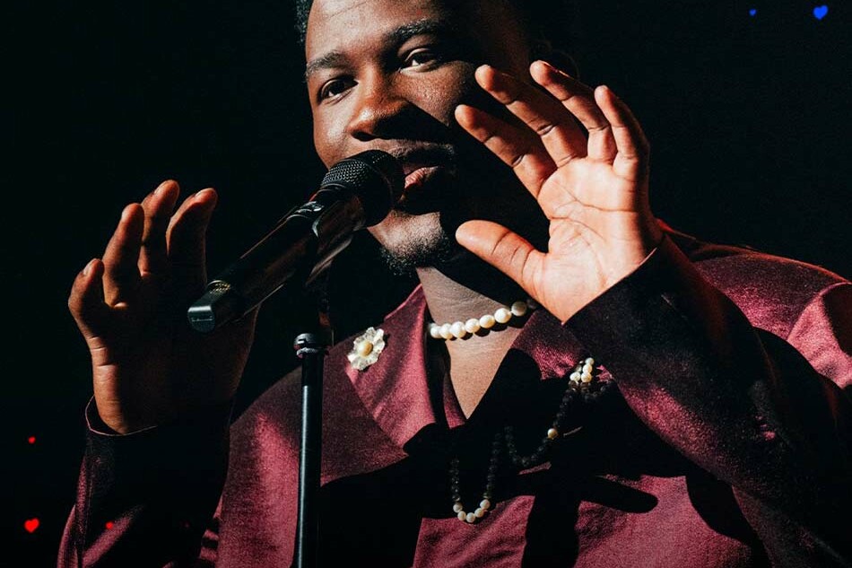 Claude draagt unieke handgeknoopte parelketting van Proud Pearls tijdens Songfestival